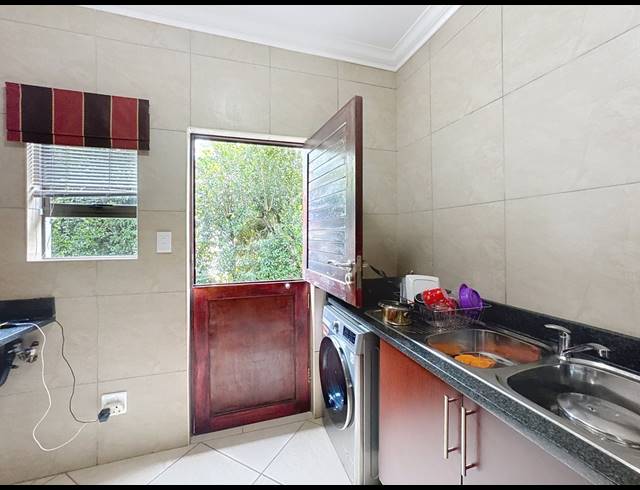 4 BEDROOM HOUSE TO LET IN LEEUWENHOF ESTATE